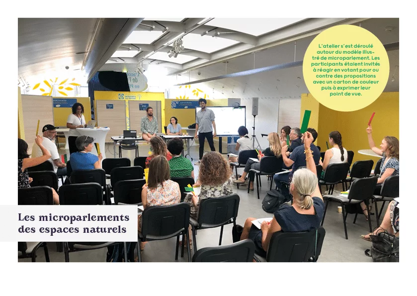 Des participants lèvent des cartons verts et rouges lors d'un atelier collectif sur